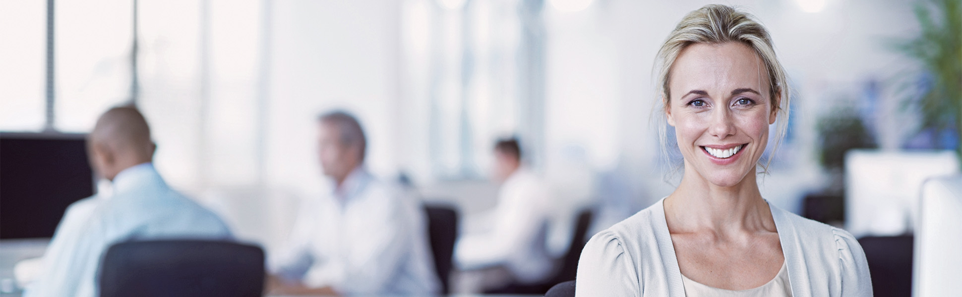 Femme souriant à la caméra