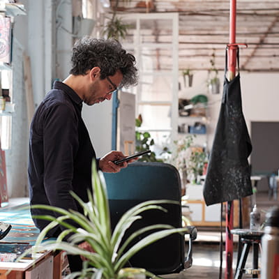 Un homme regarde son téléphone