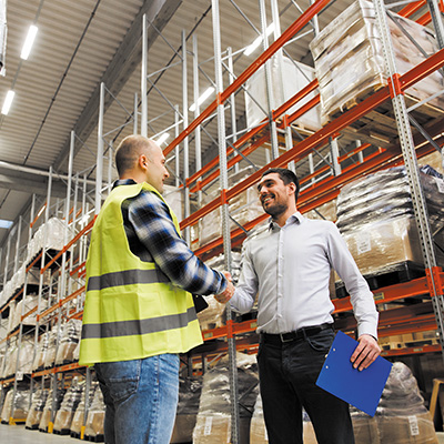 Deux hommes dans un entrepôt