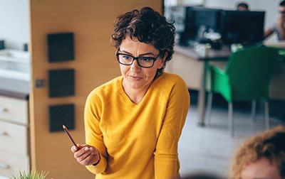 Femme au bureau